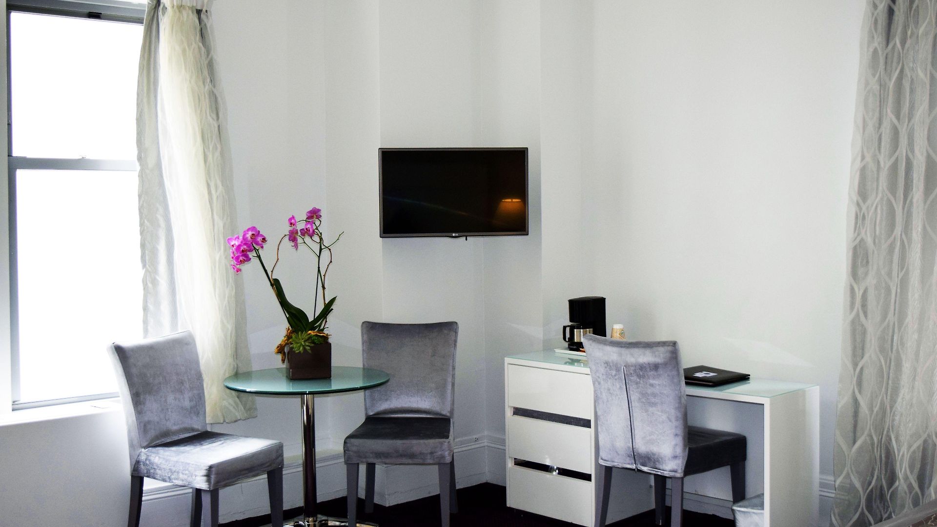 Congress Plaza Hotel 3*