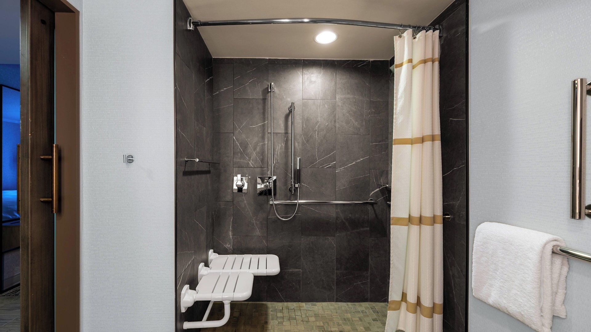 Hotel Courtyard By Marriott At Medical District-uic 3*