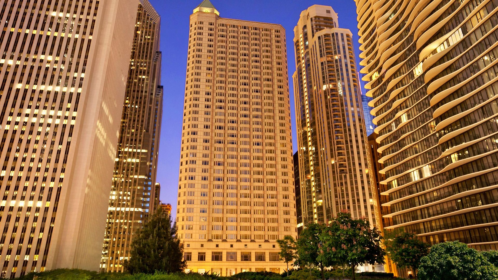 Fairmont Millennium Park 4*
