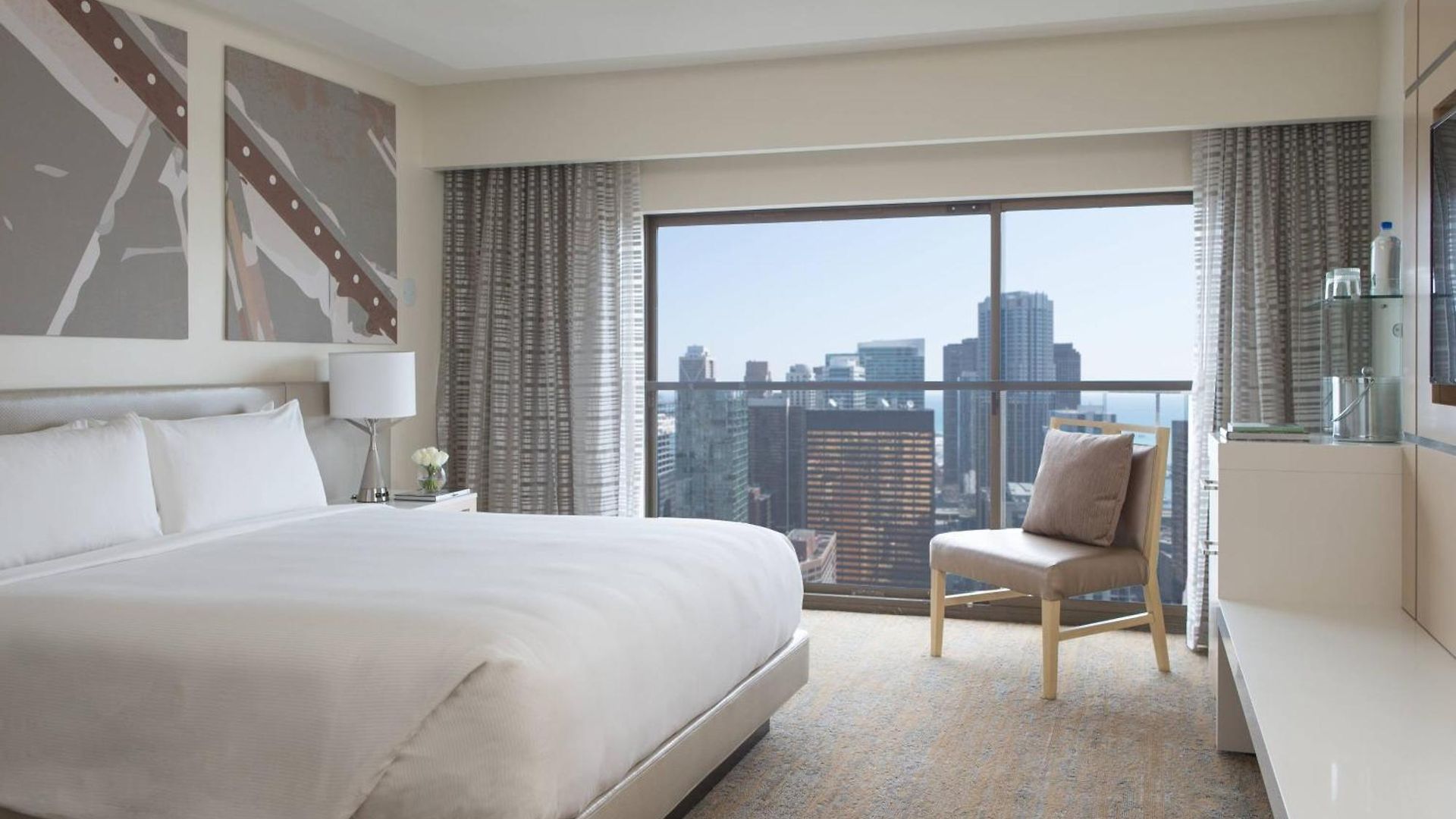 Marriott Downtown Magnificent Mile Hotel 4*