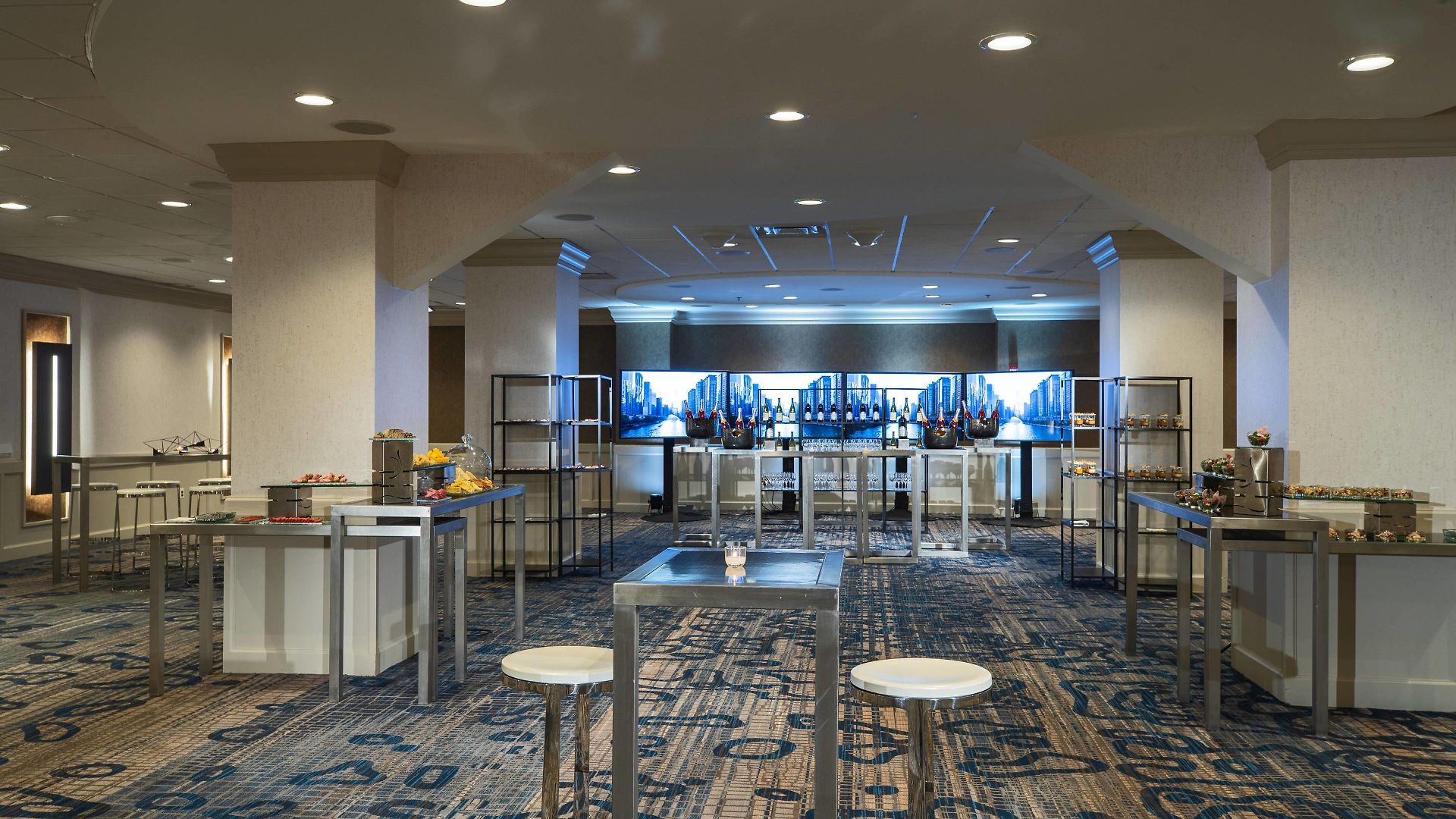 Marriott Downtown Magnificent Mile Hotel 4*