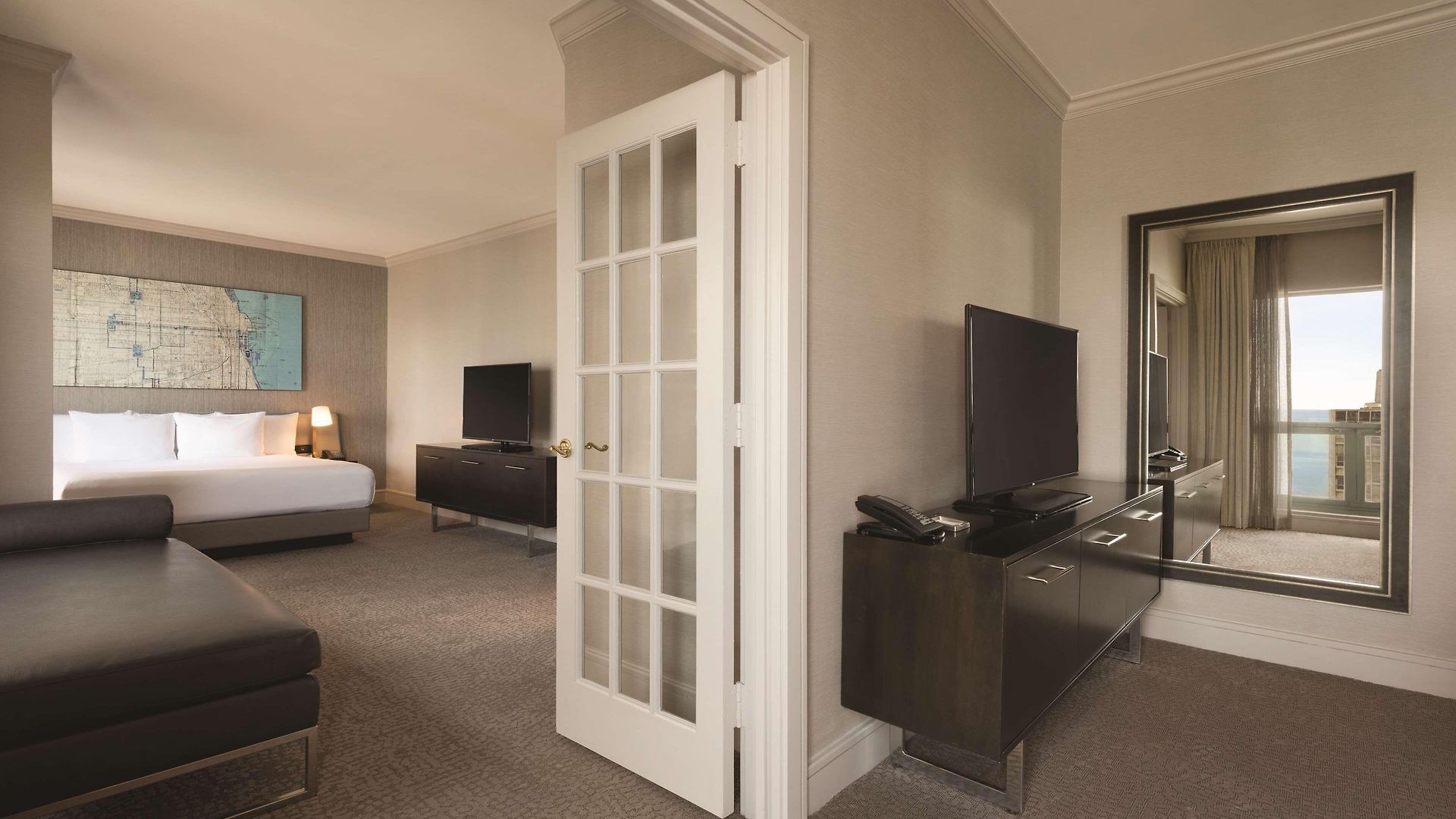 Hilton Magnificent Mile Hotel 3*