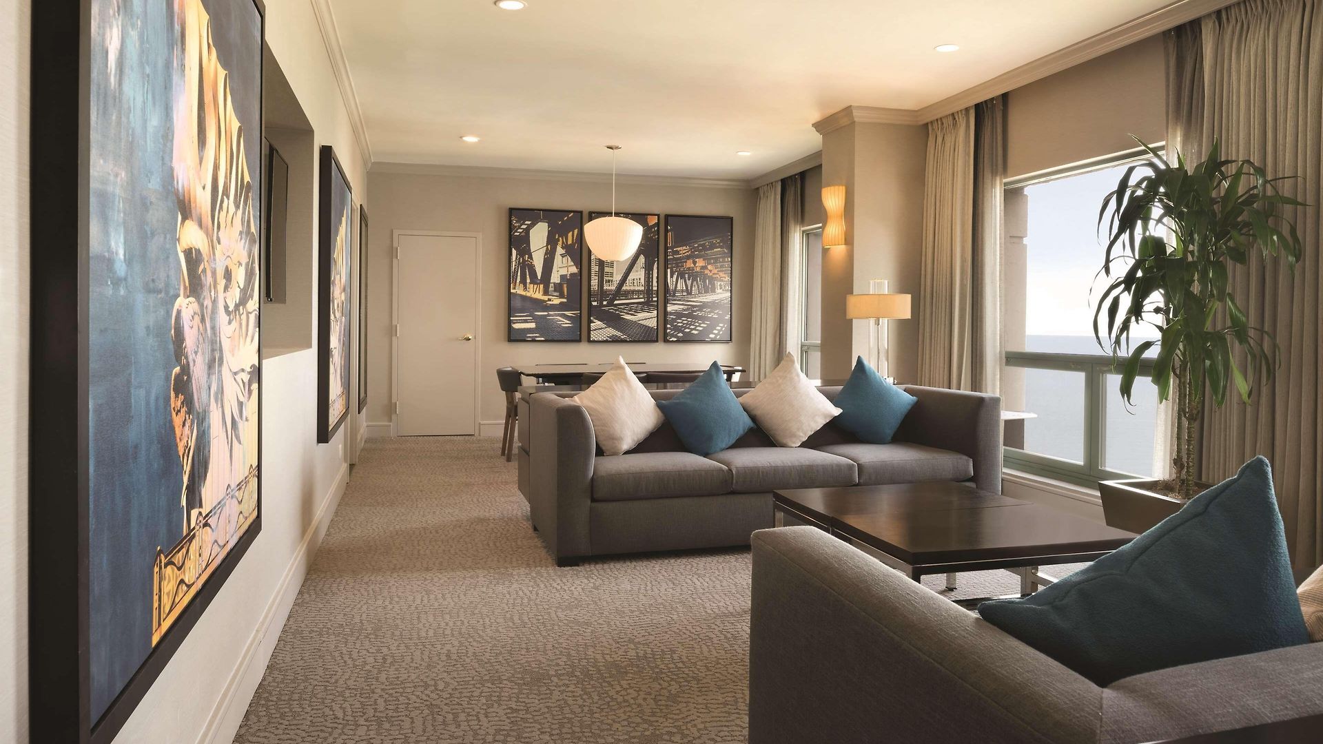 Hilton Magnificent Mile Hotel 3*