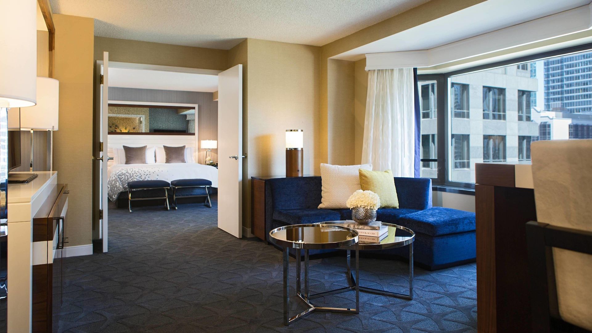 Renaissance Downtown 4*
