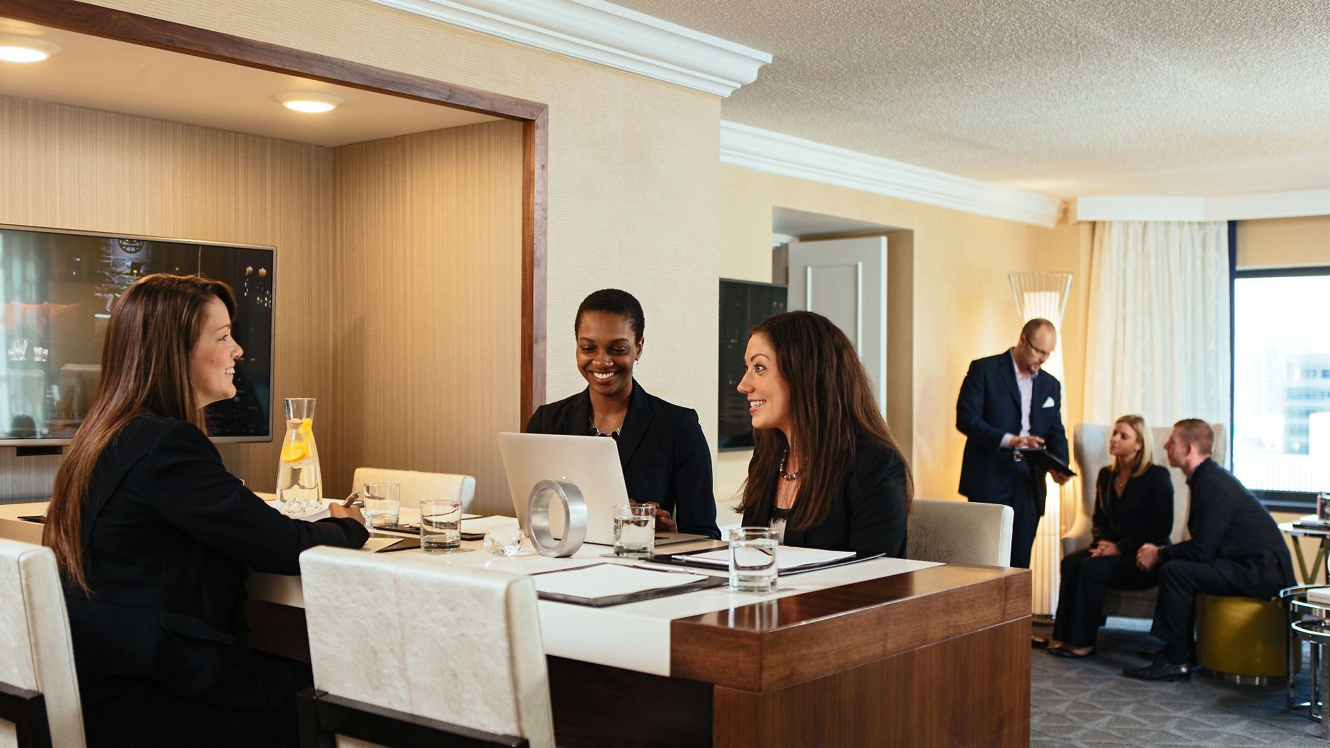 Hotel Renaissance Downtown 4*