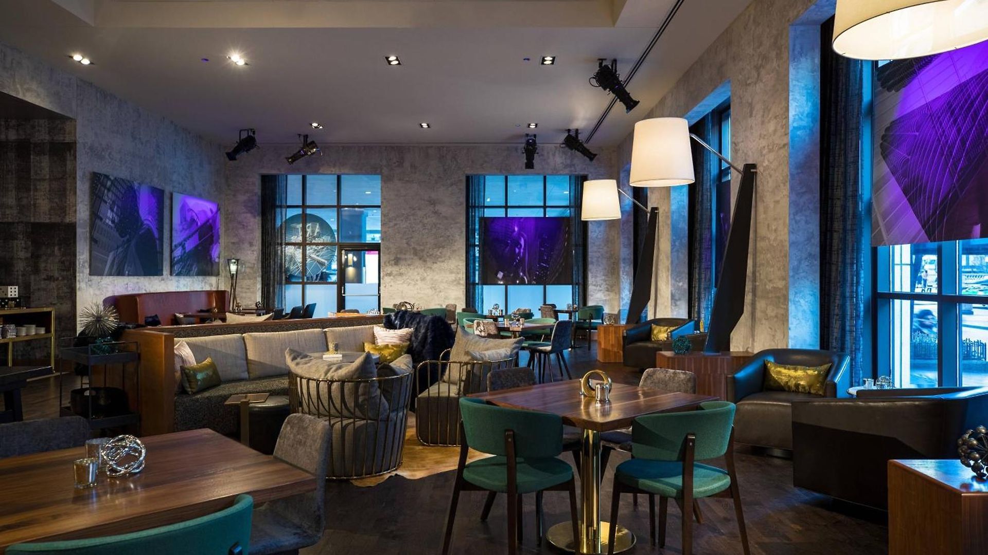 Renaissance Downtown 4*