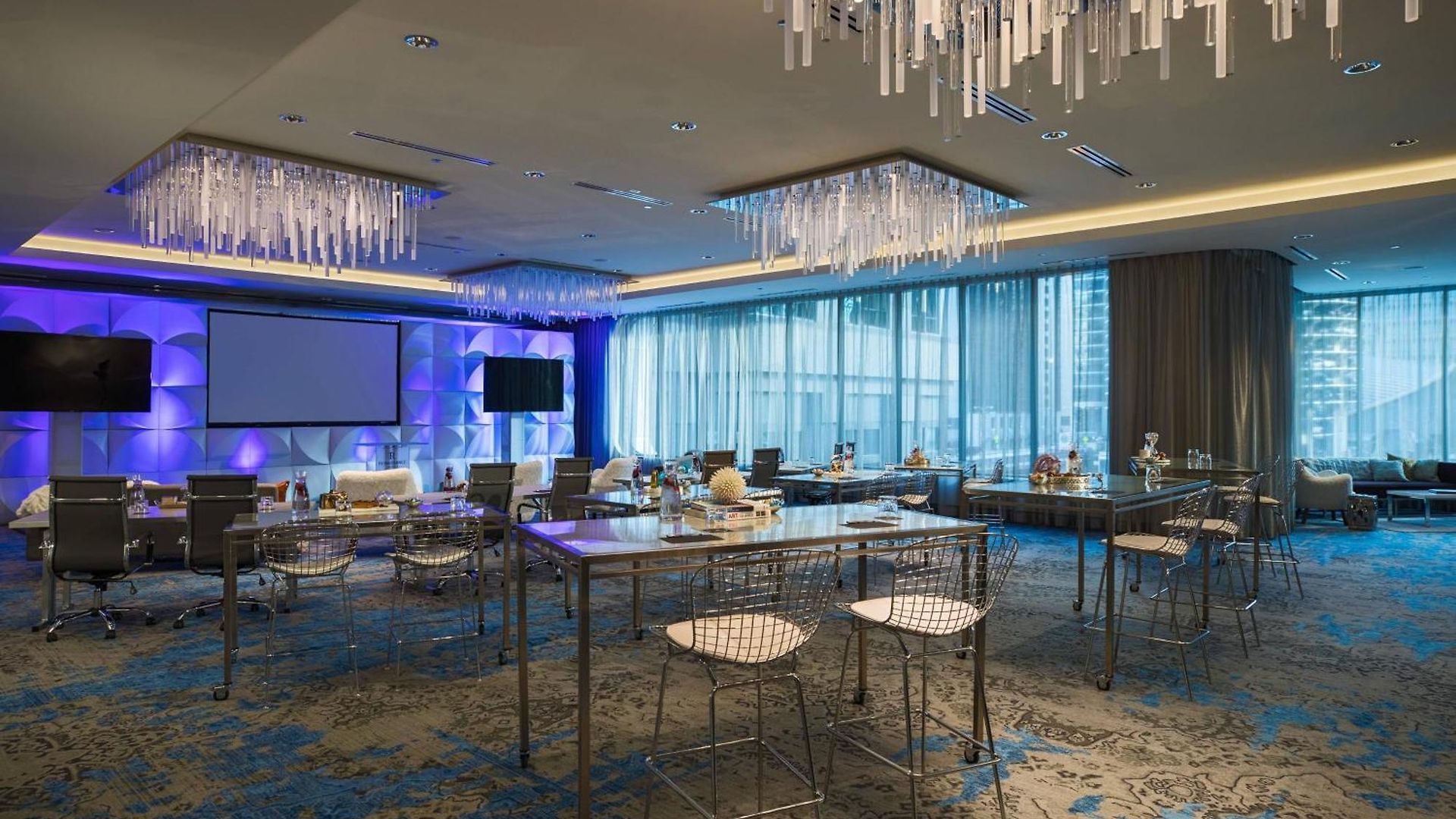 Renaissance Downtown 4*