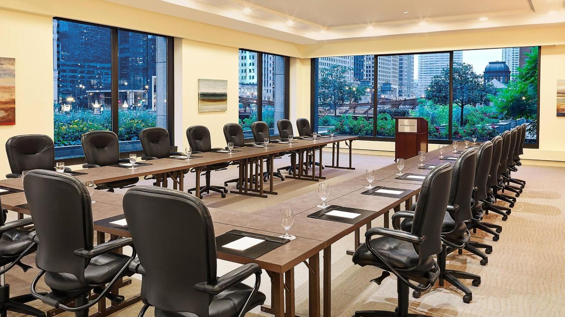 Hotel The Westin River North 4*