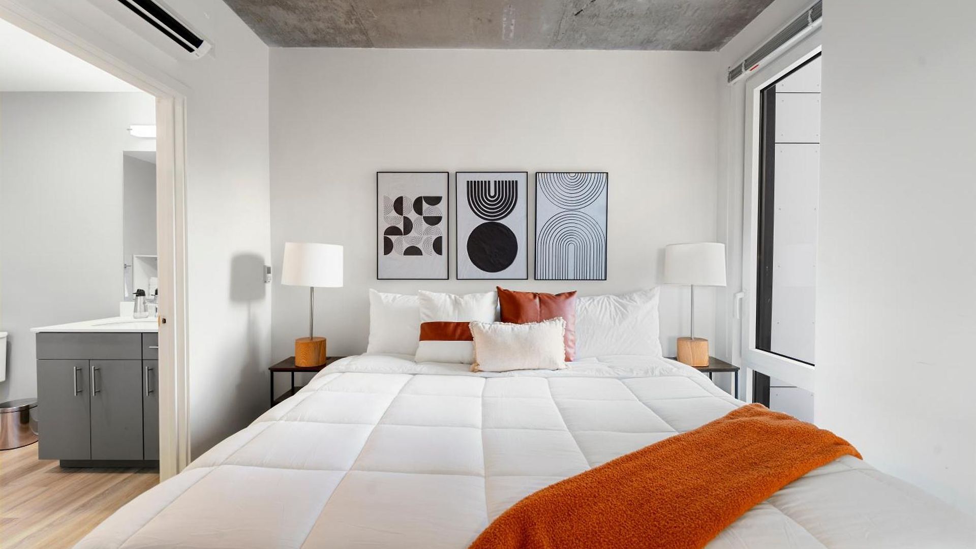 Group-ready 3br Sleek Design & Great Location Hotel *