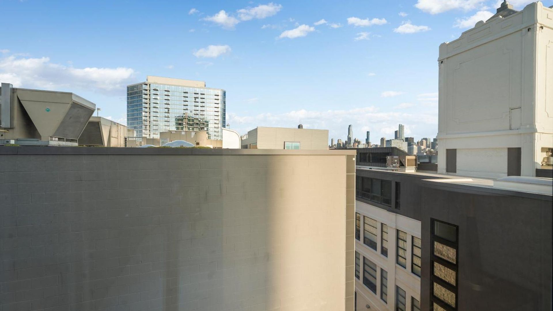 Group-ready 3br Sleek Design & Great Location Hotel