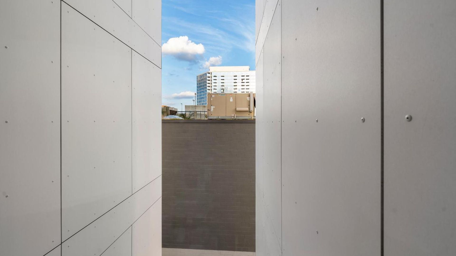 Group-ready 3br Sleek Design & Great Location Hotel