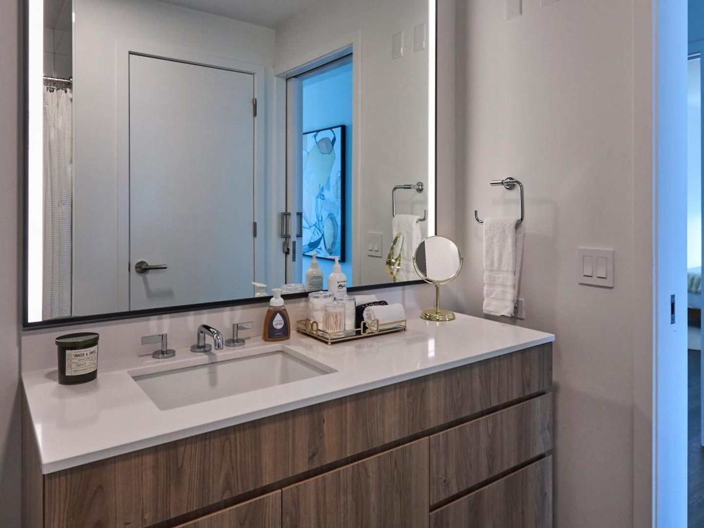 Lux Apts With Views And Amenities