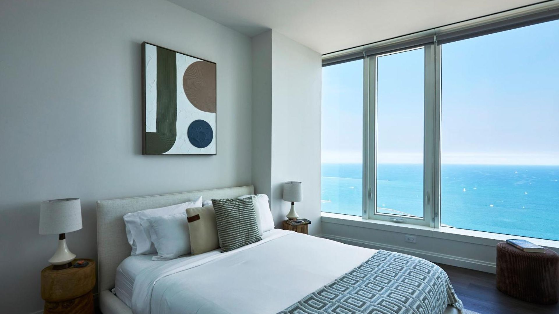 Lux Apts With Views And Amenities