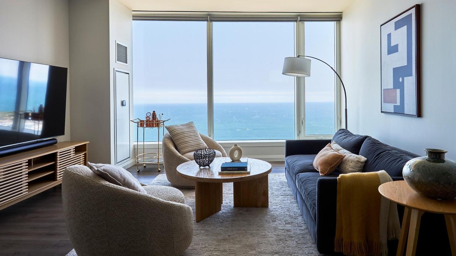 Lux Apts With Views And Amenities