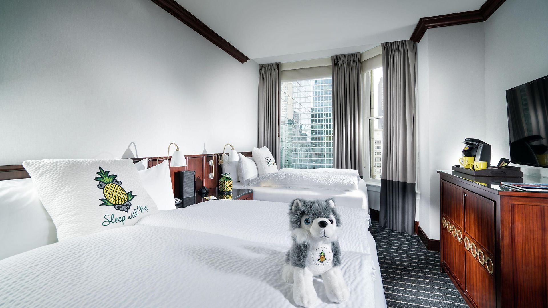 Hotel Staypineapple, An Iconic Hotel, The Loop Chicago