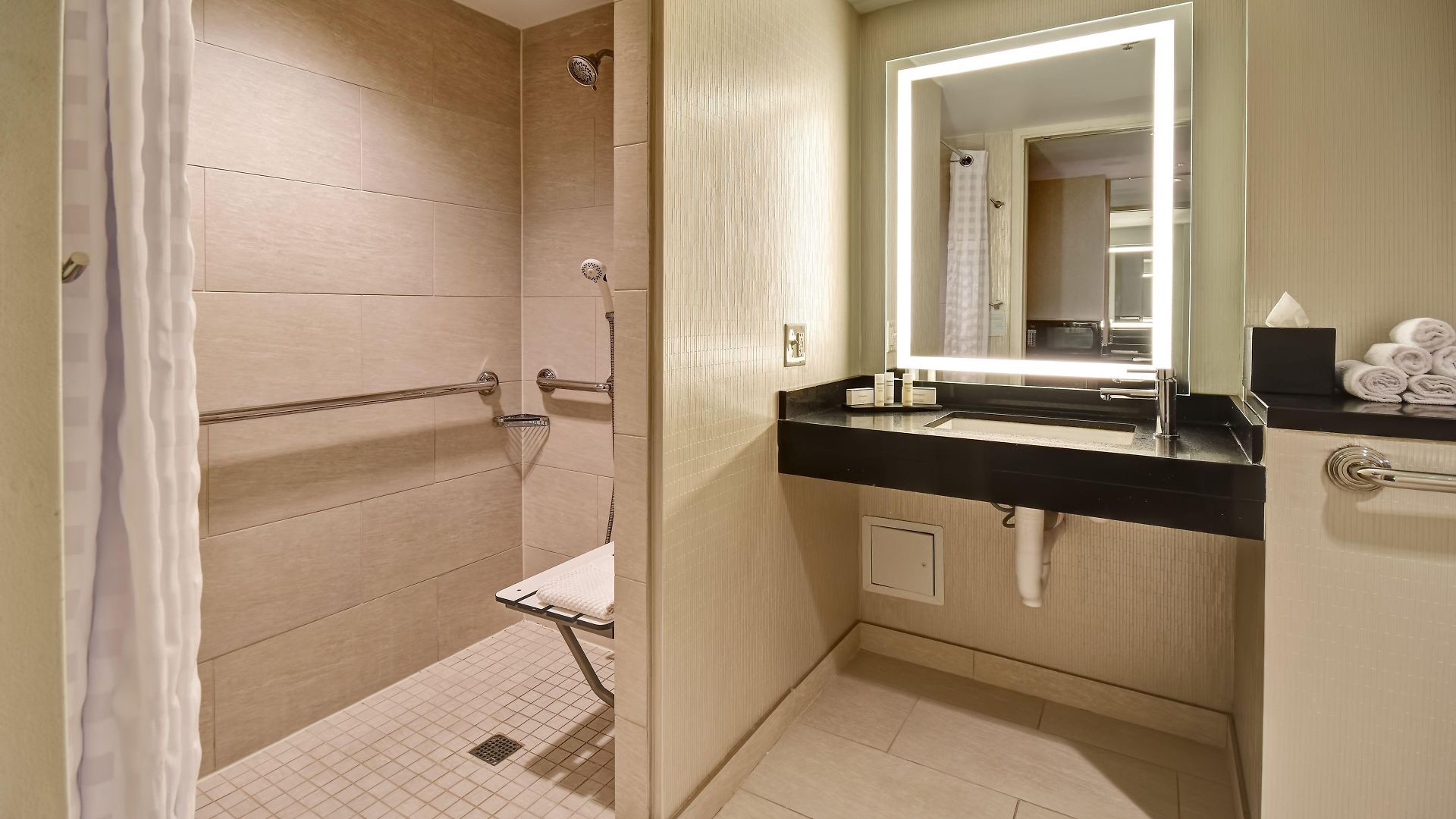 Embassy By Hilton Downtown Magnificent Mile Hotel 4*