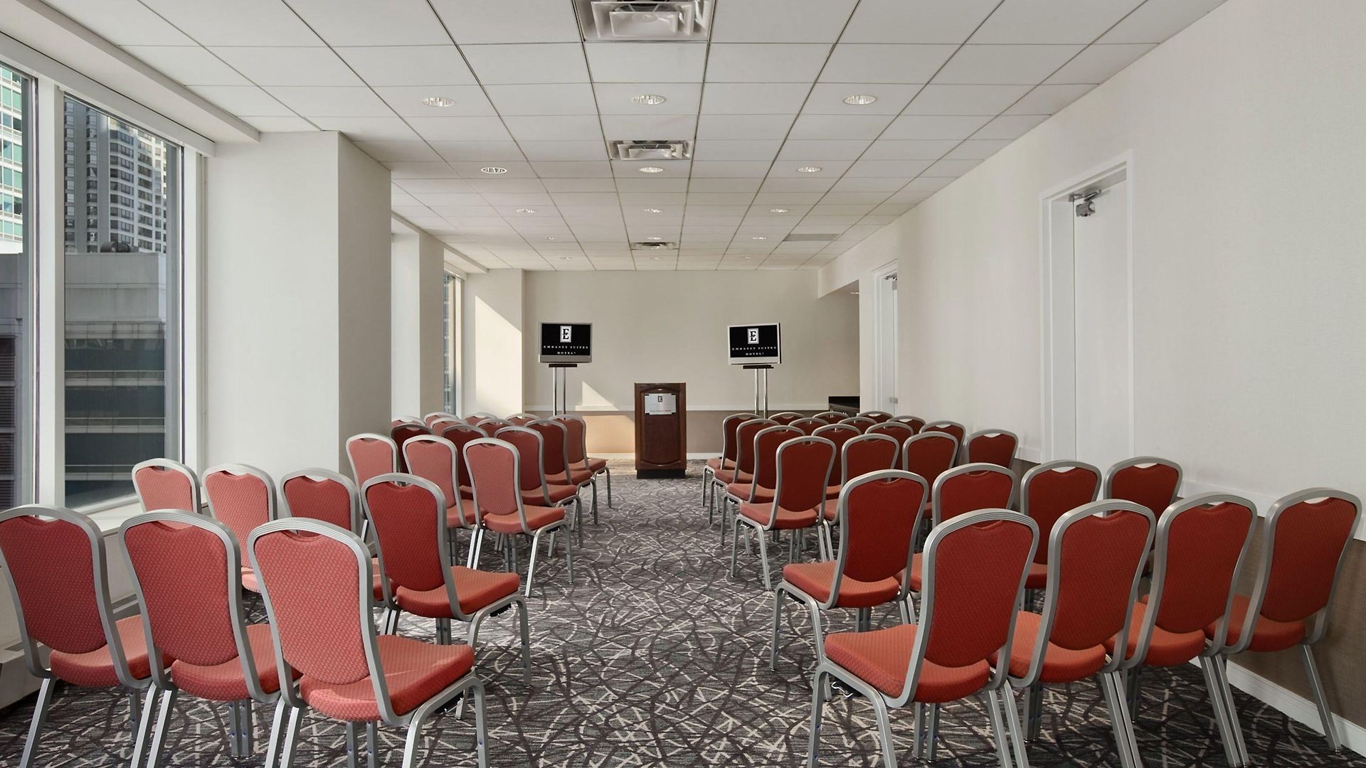 Hotel Embassy By Hilton Downtown Magnificent Mile 4*
