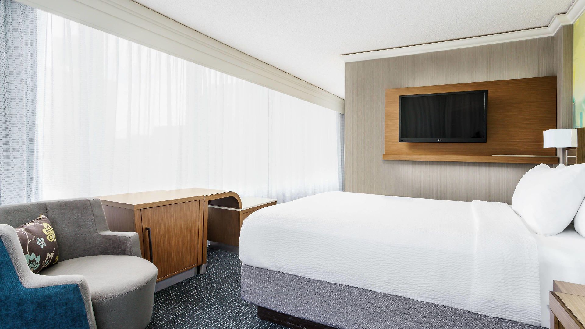 Courtyard By Marriott Downtown/magnificent Mile Hotel 3*