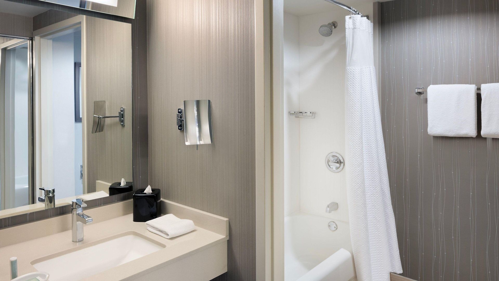 Courtyard By Marriott Downtown/magnificent Mile Hotel
