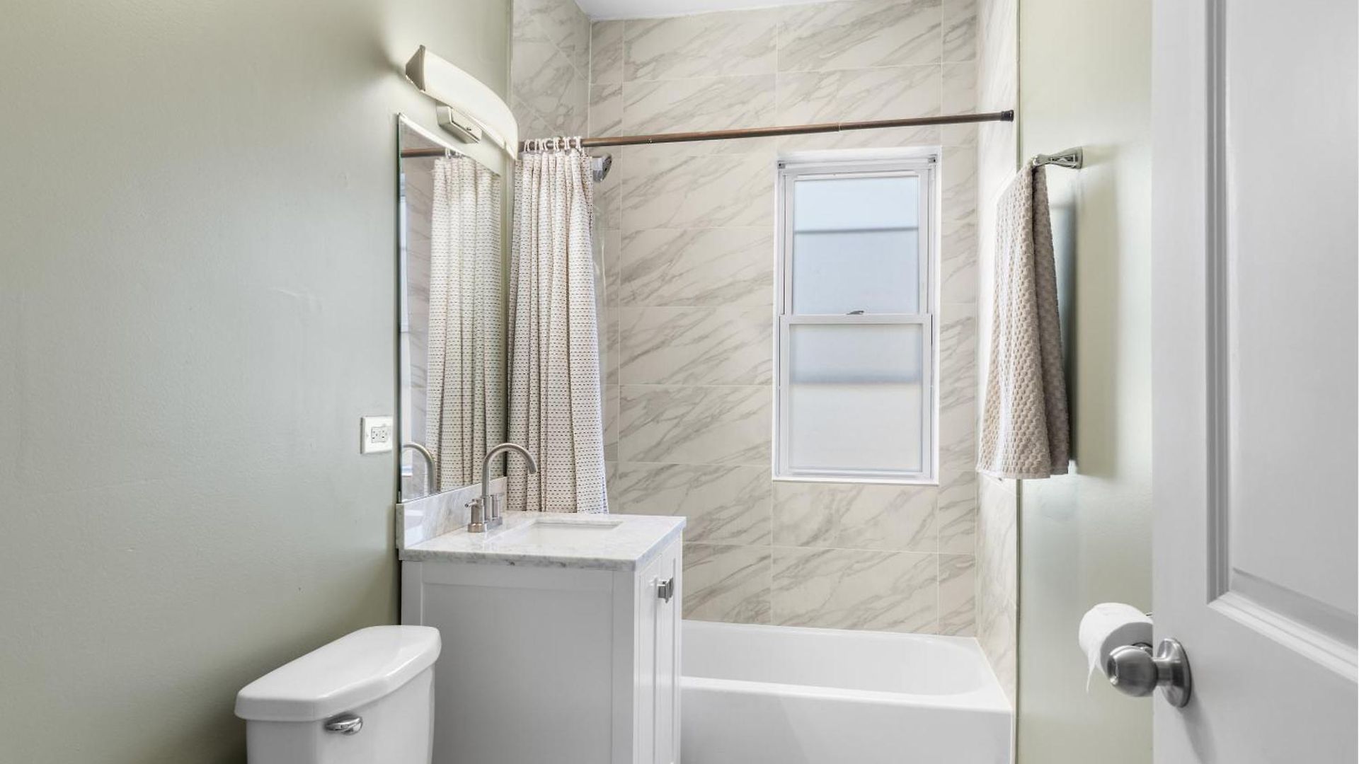 Homestay 3835 W North #2 Chicago