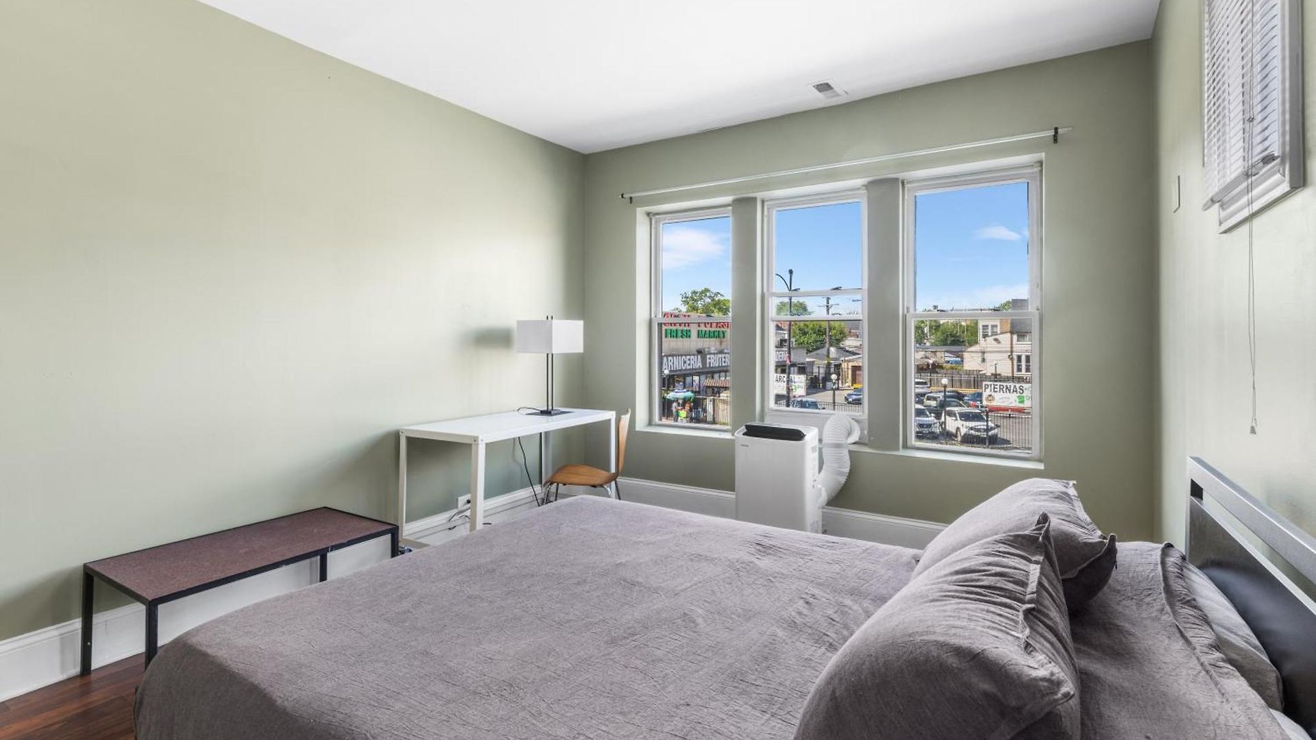 Homestay 3835 W North #2 Chicago