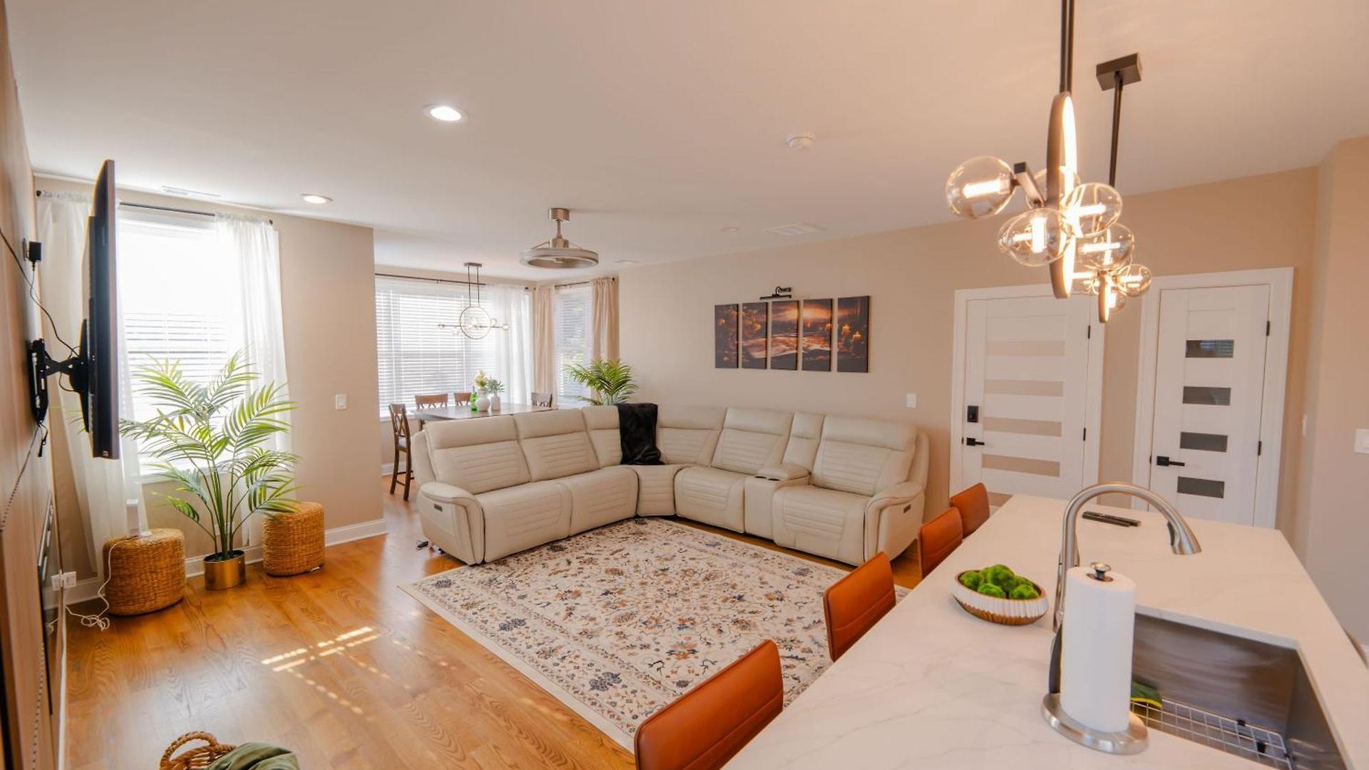 Luxury Stylish 3br Minutes From Downtown Apartment *