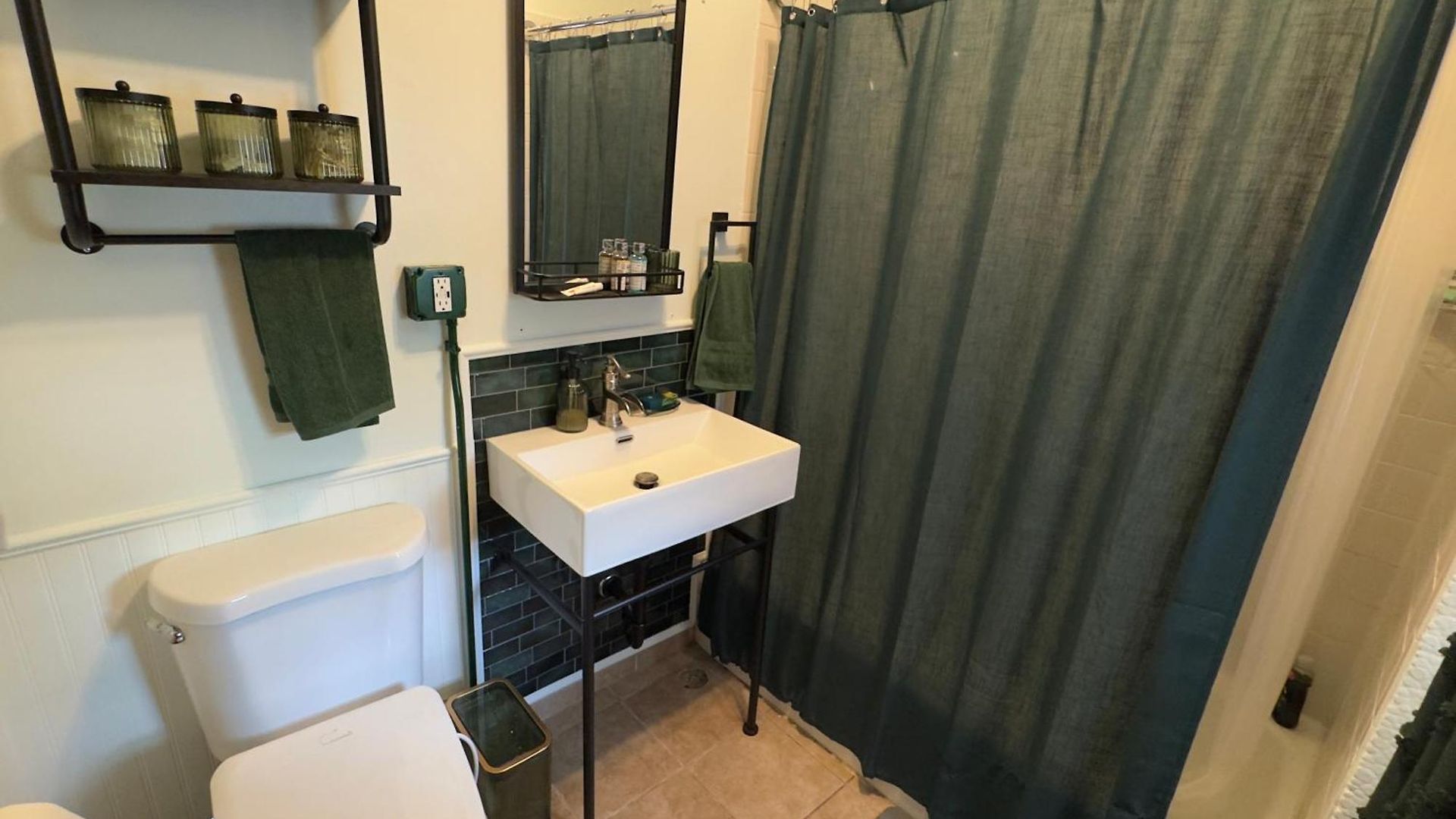 Tranquil Library 2brm 1bath Private Eclectic At Solar Apartment Chicago