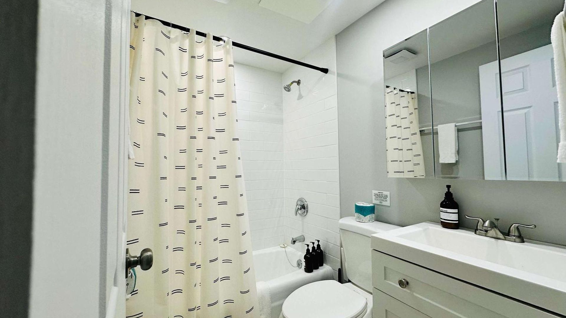 Quiet 1 Bedroom 1 Free Parking High Speed Wi-fi * Chicago