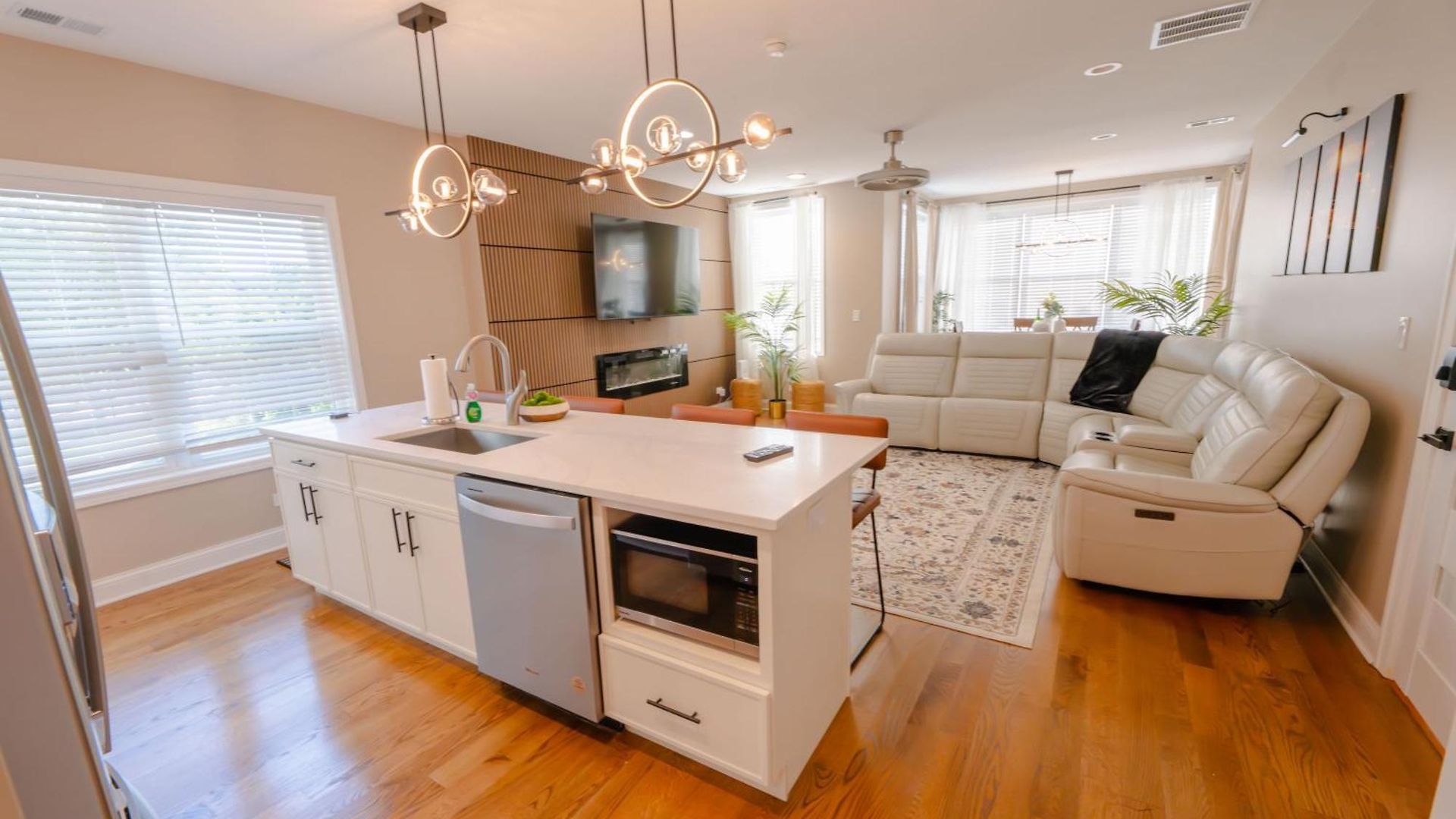 Luxury Stylish 3br Minutes From Downtown Apartment