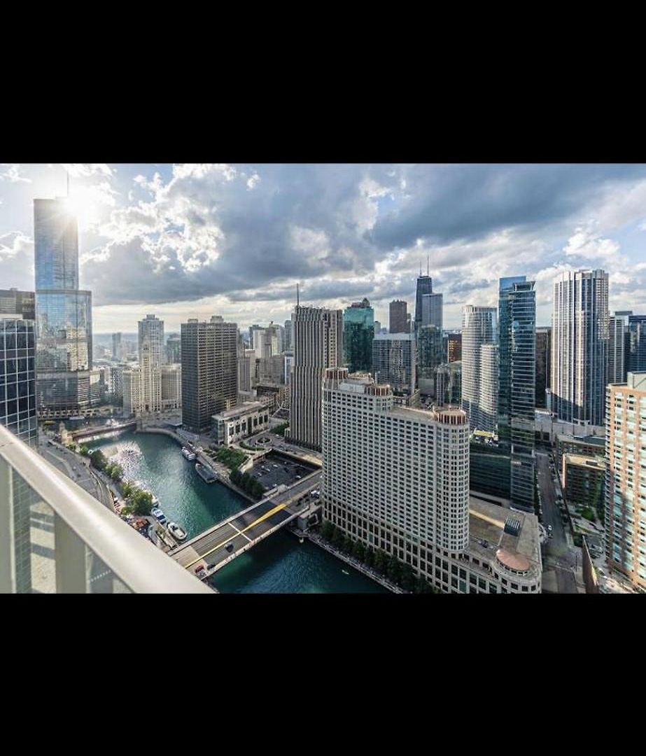 Skyrise In Downtown Apartment Chicago