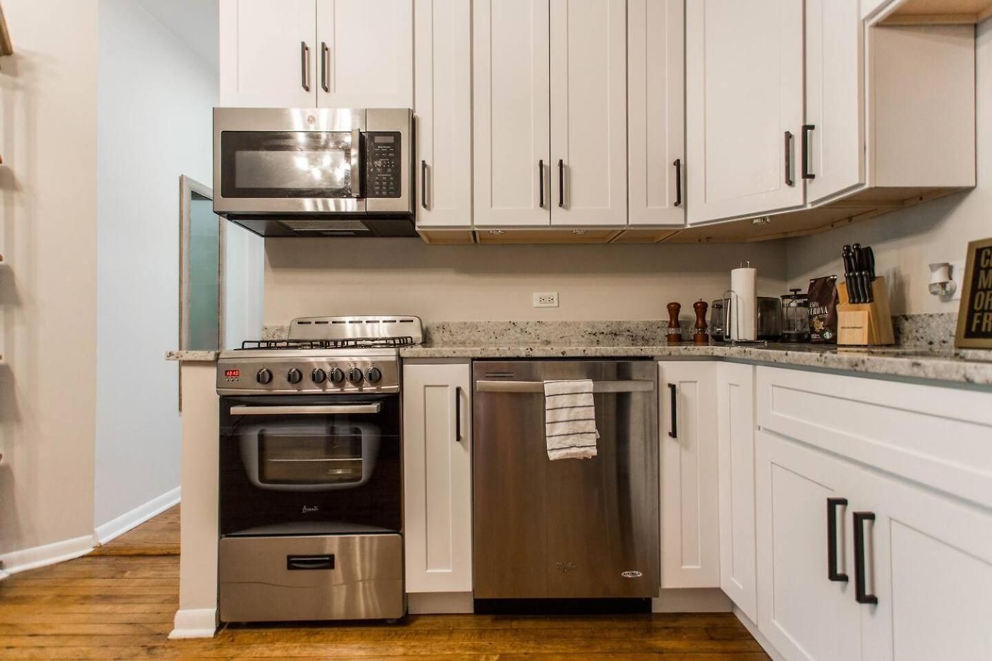 Apartment Wicker Park 1-br Walk To Train & Grocery Easy Downtown Access *