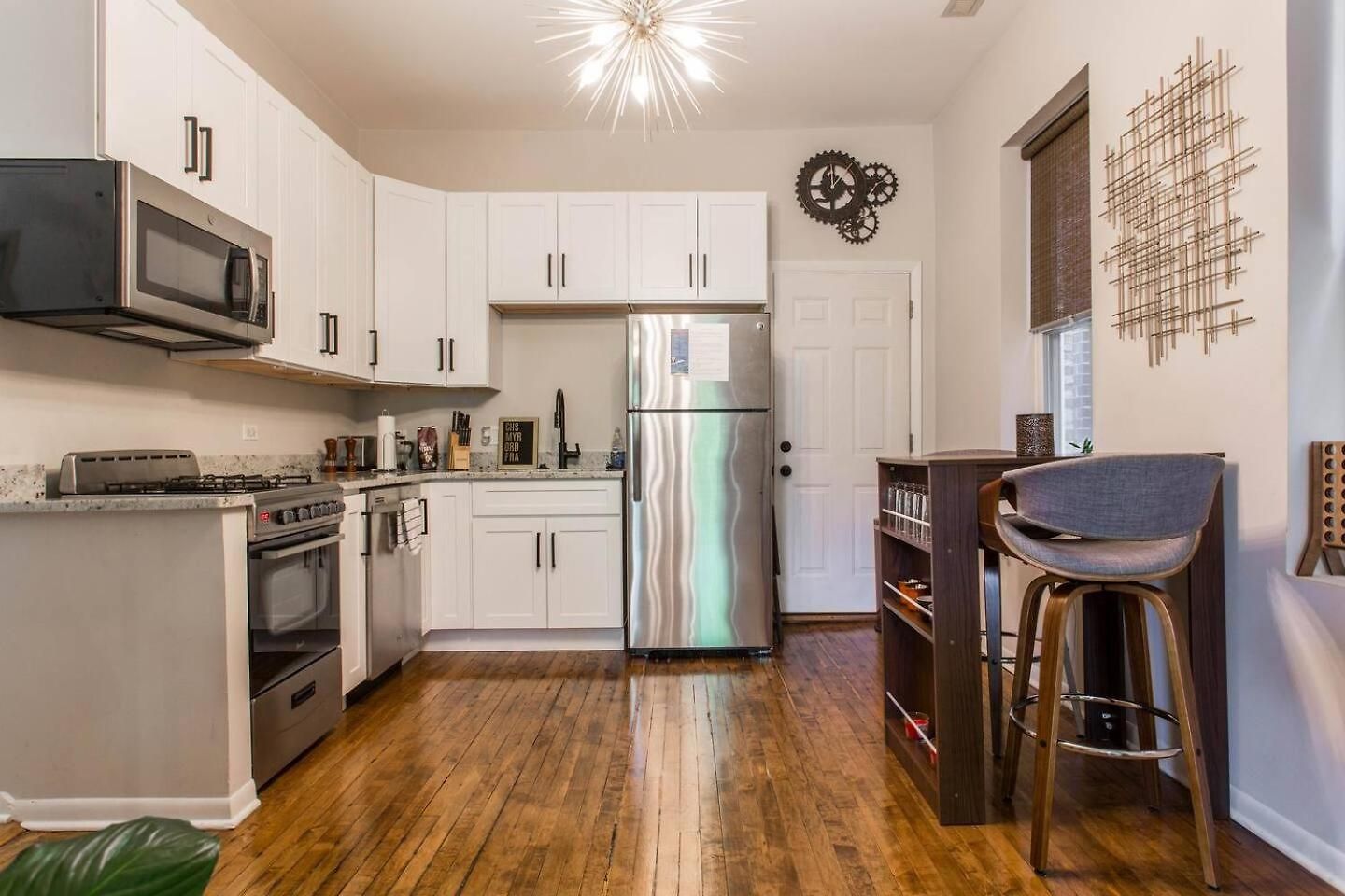 Wicker Park 1-br Walk To Train & Grocery Easy Downtown Access Apartment