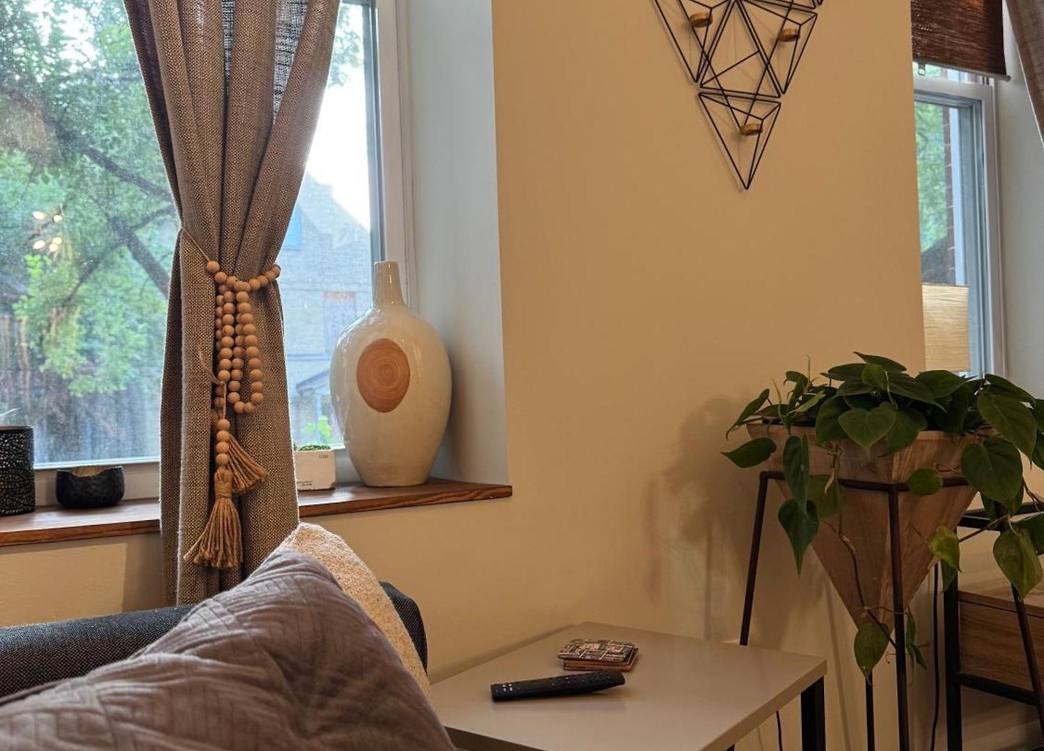 Wicker Park 1-br Walk To Train & Grocery Easy Downtown Access * Chicago