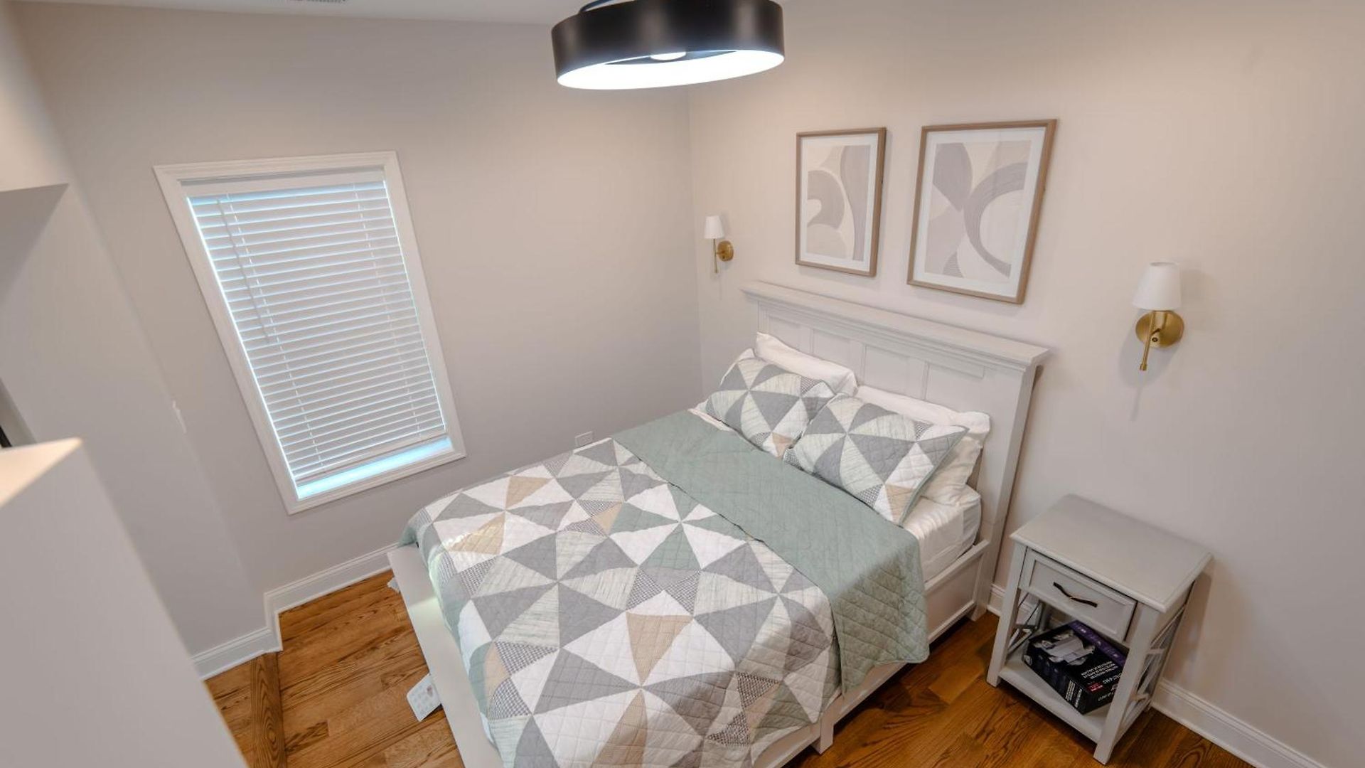 Luxury Stylish 3br Minutes From Downtown Apartment *