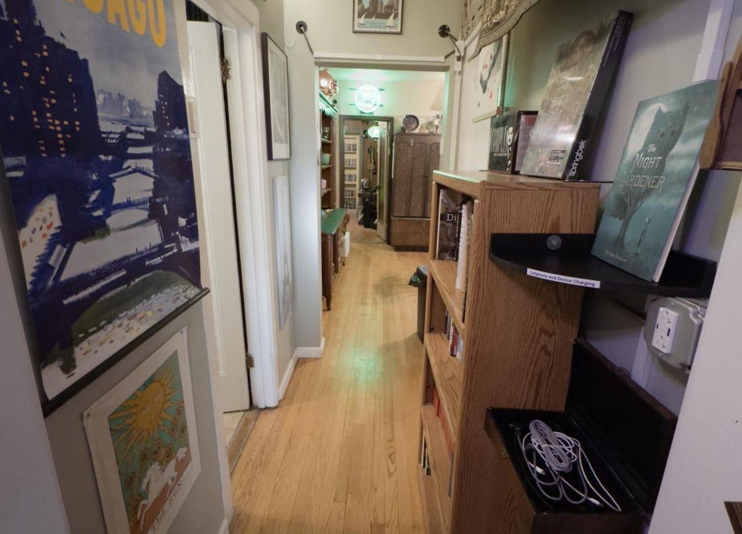 Tranquil Library 2brm 1bath Private Eclectic At Solar Apartment Chicago
