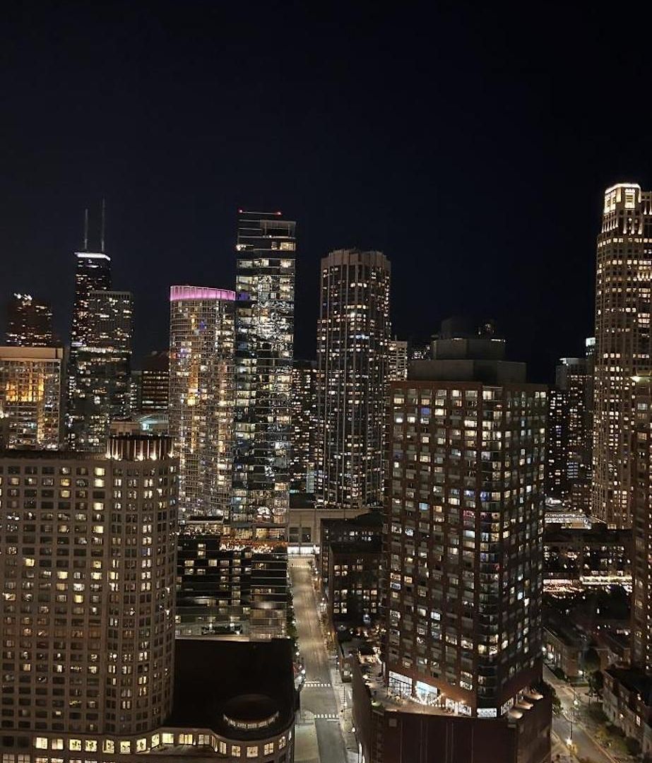 Apartment Skyrise In Downtown Chicago
