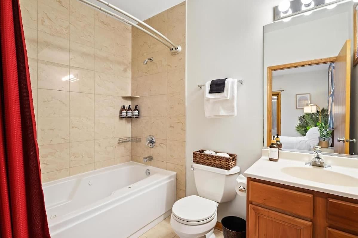 1 Free Parking Sleeps 10 Apartment Chicago