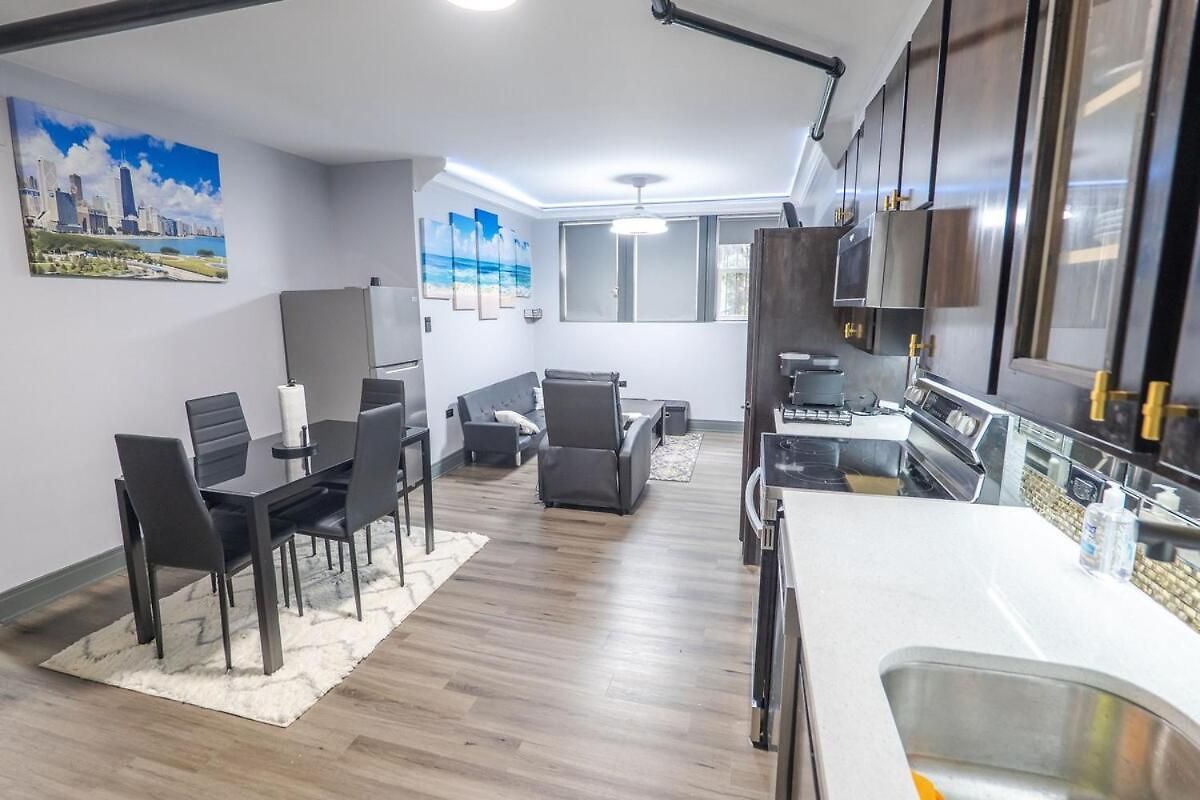 & Cozy 1-bedroom In Irving Park