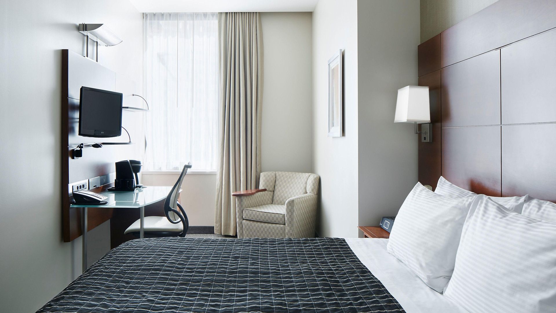 Hotel River 4*