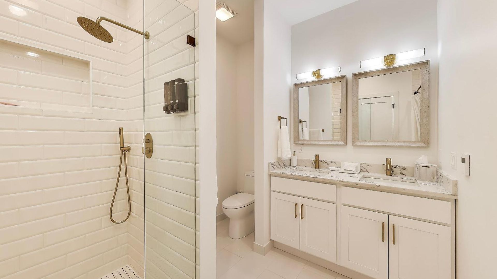 Luxurious Lincoln Park With Gourmet Kitchen *