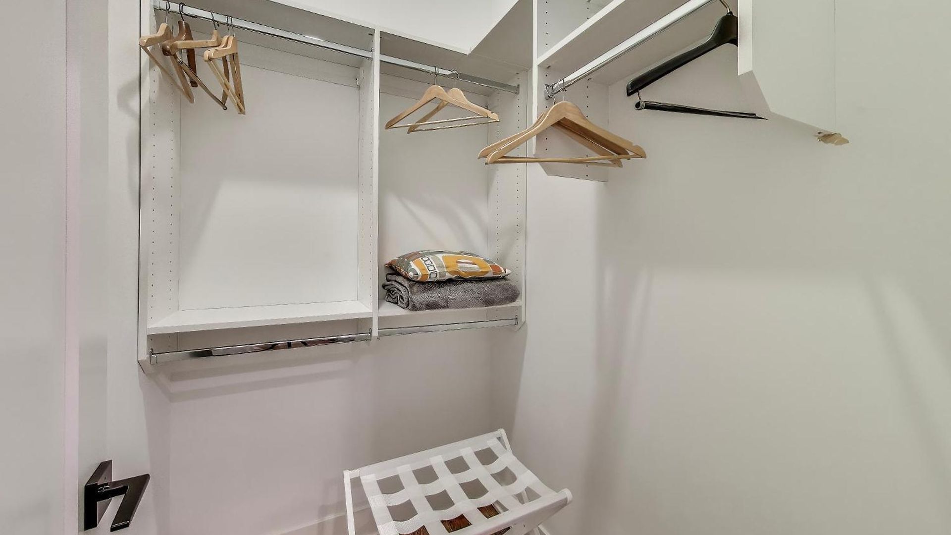 Luxurious Lincoln Park With Gourmet Kitchen Apartment