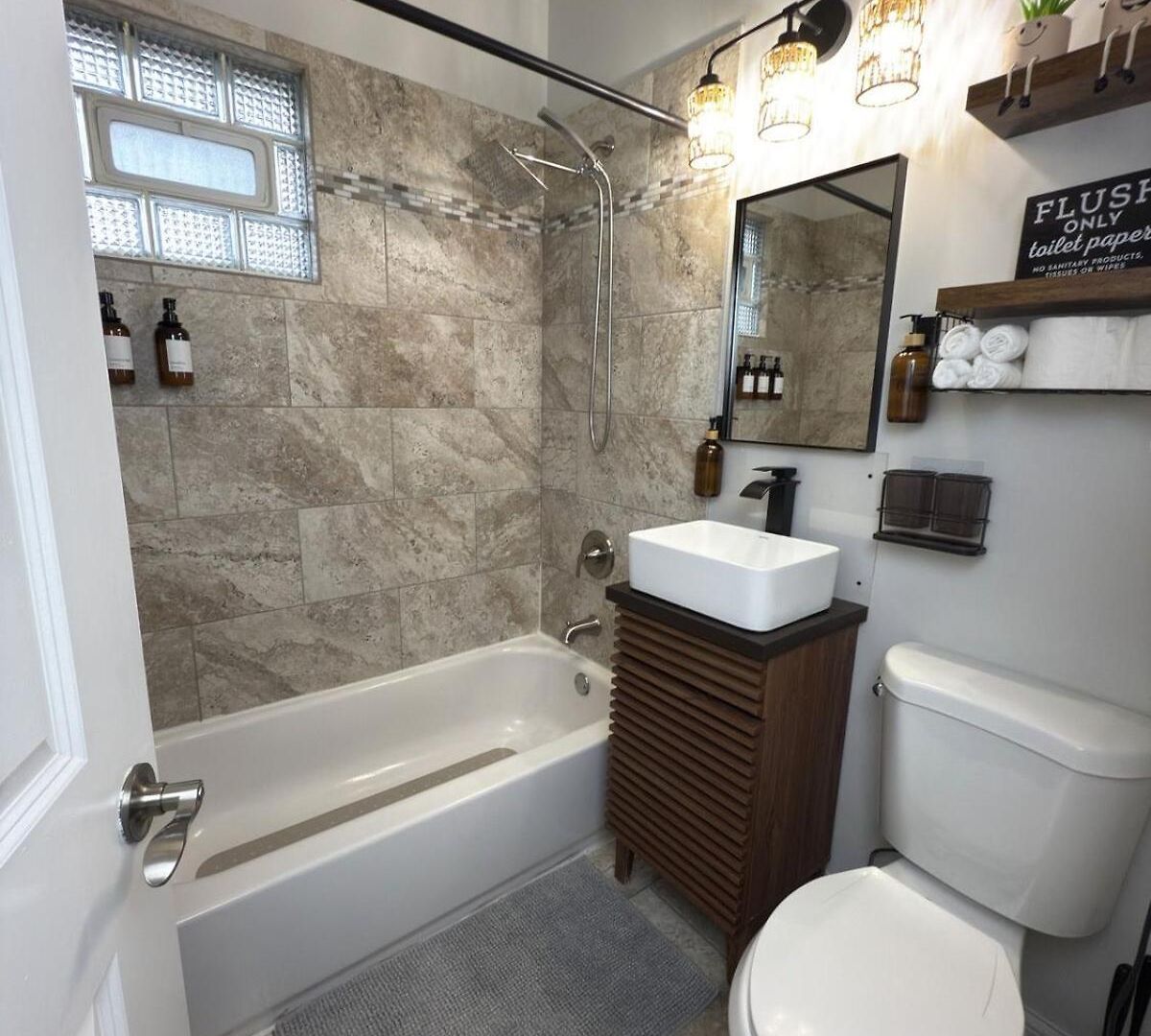 Stylish 2bedroom W Games & Free Parking Apartment *