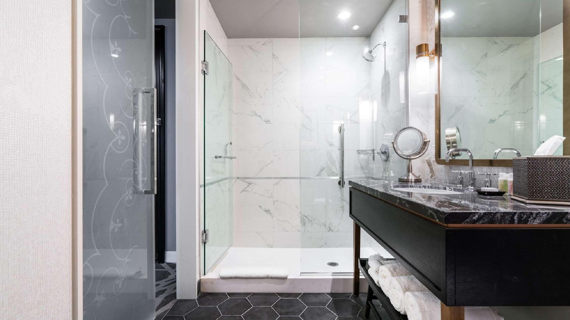 Londonhouse Chicago, Curio Collection By Hilton