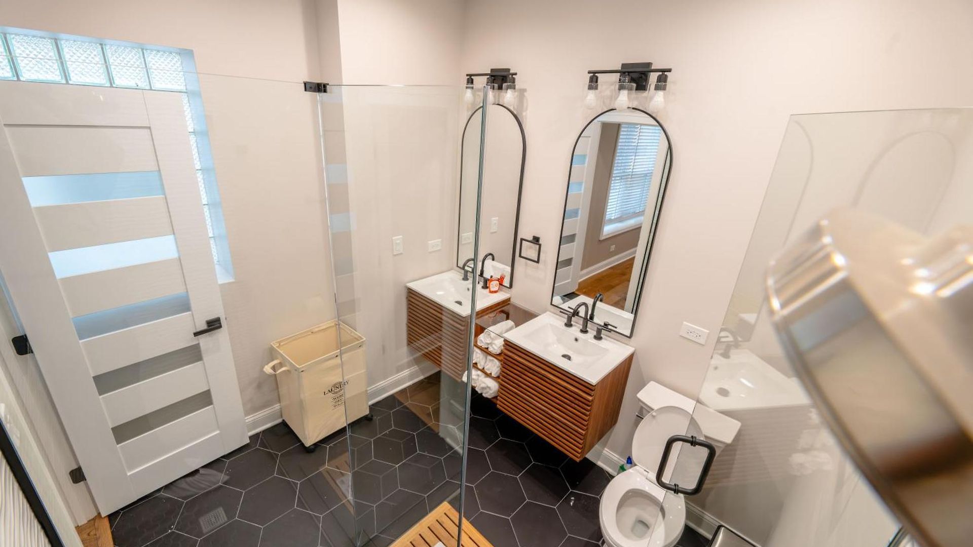 Luxury 9 Bedroom Mins From Downtown And The Villa Chicago