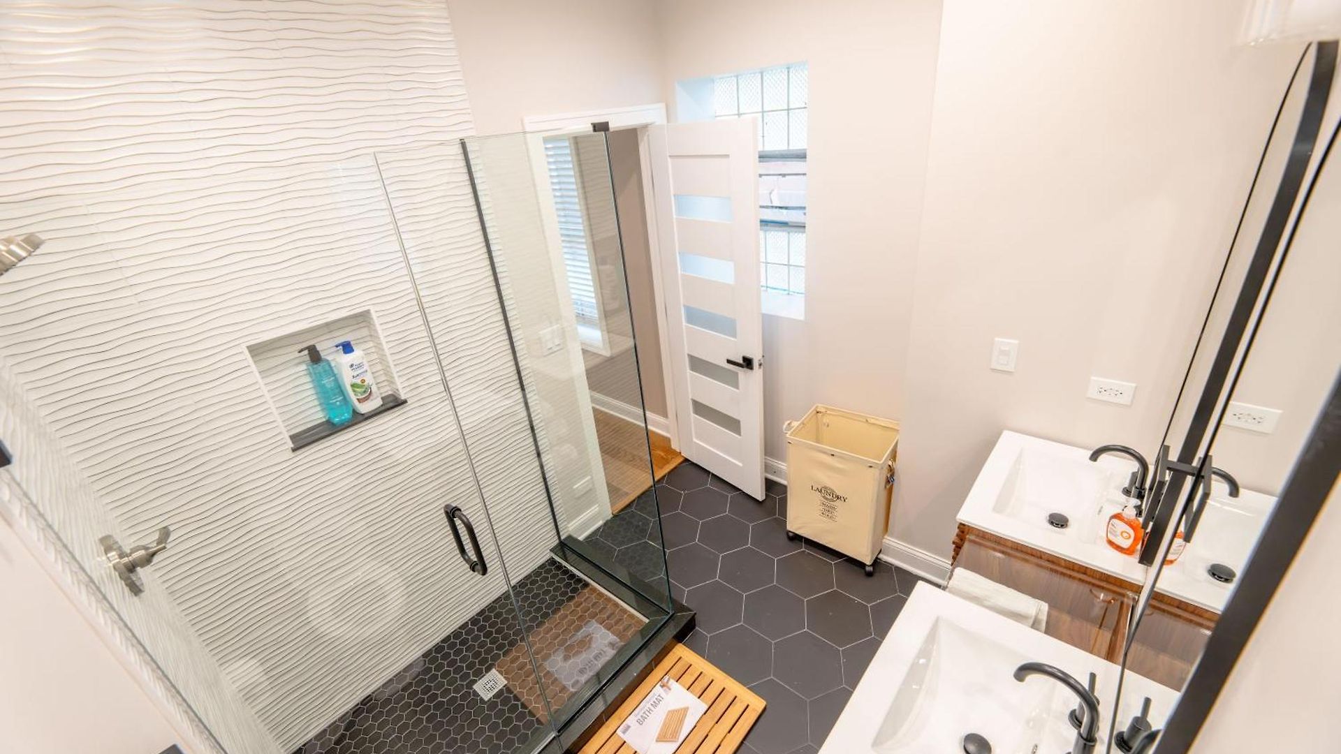 Luxury 9 Bedroom Mins From Downtown And The Villa Chicago
