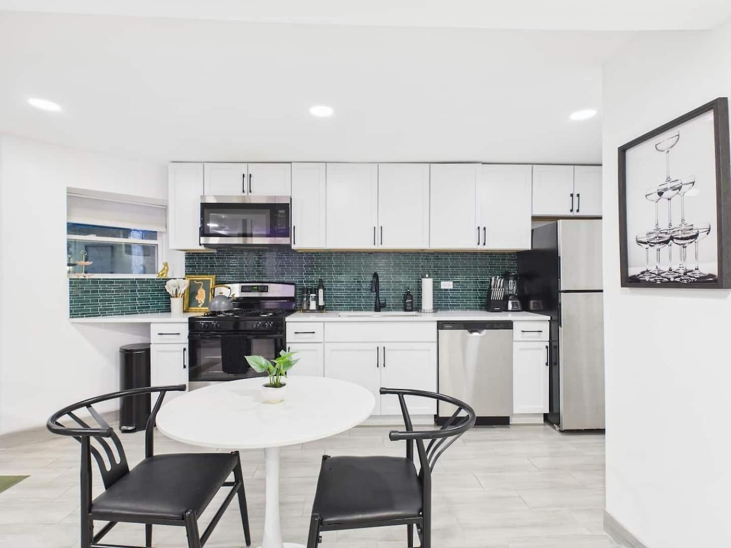 Addison Art Deco Flat *