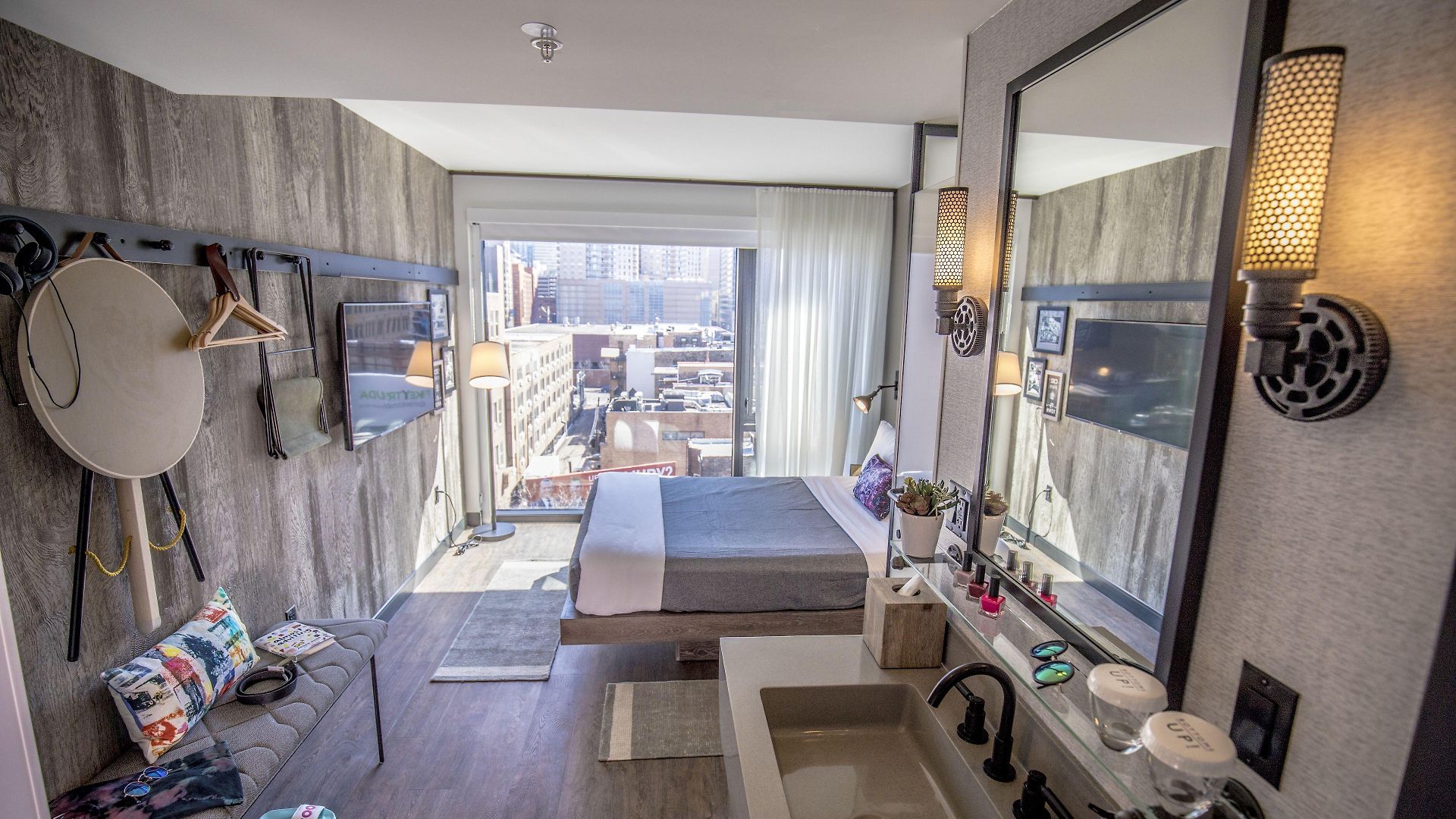 Moxy Downtown 3*