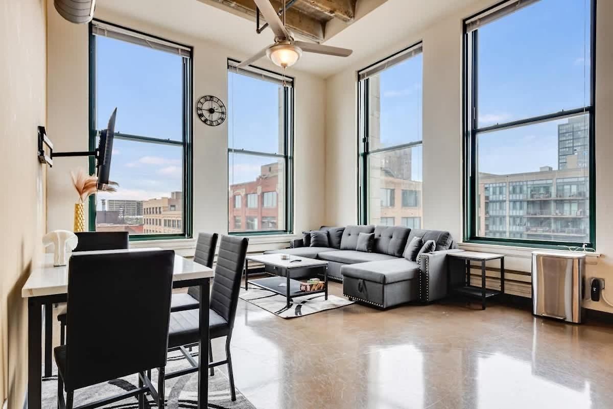 Apartment West Loop - Views With In & Out Parking 4