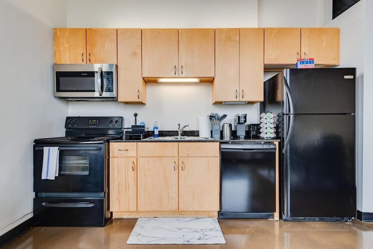 Apartment West Loop - Views With In & Out Parking 4 *