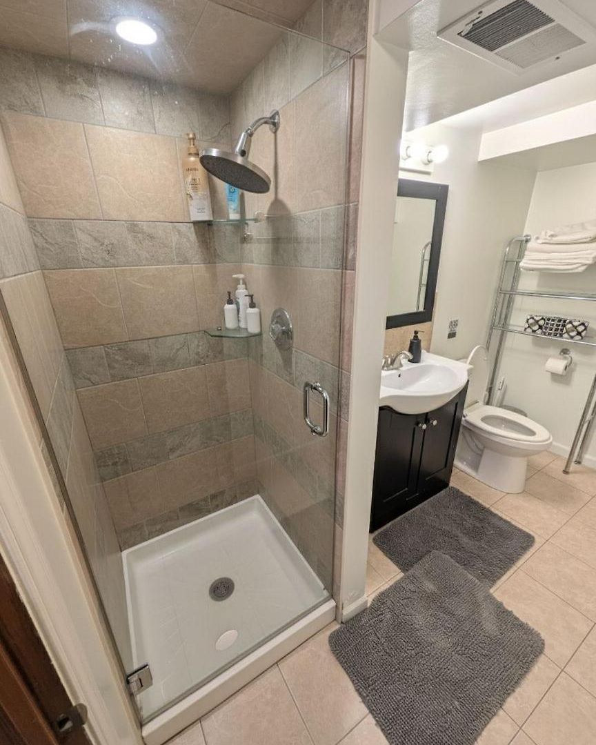 Stylish Garden-level 2br: Quiet Neighborhood Chicago